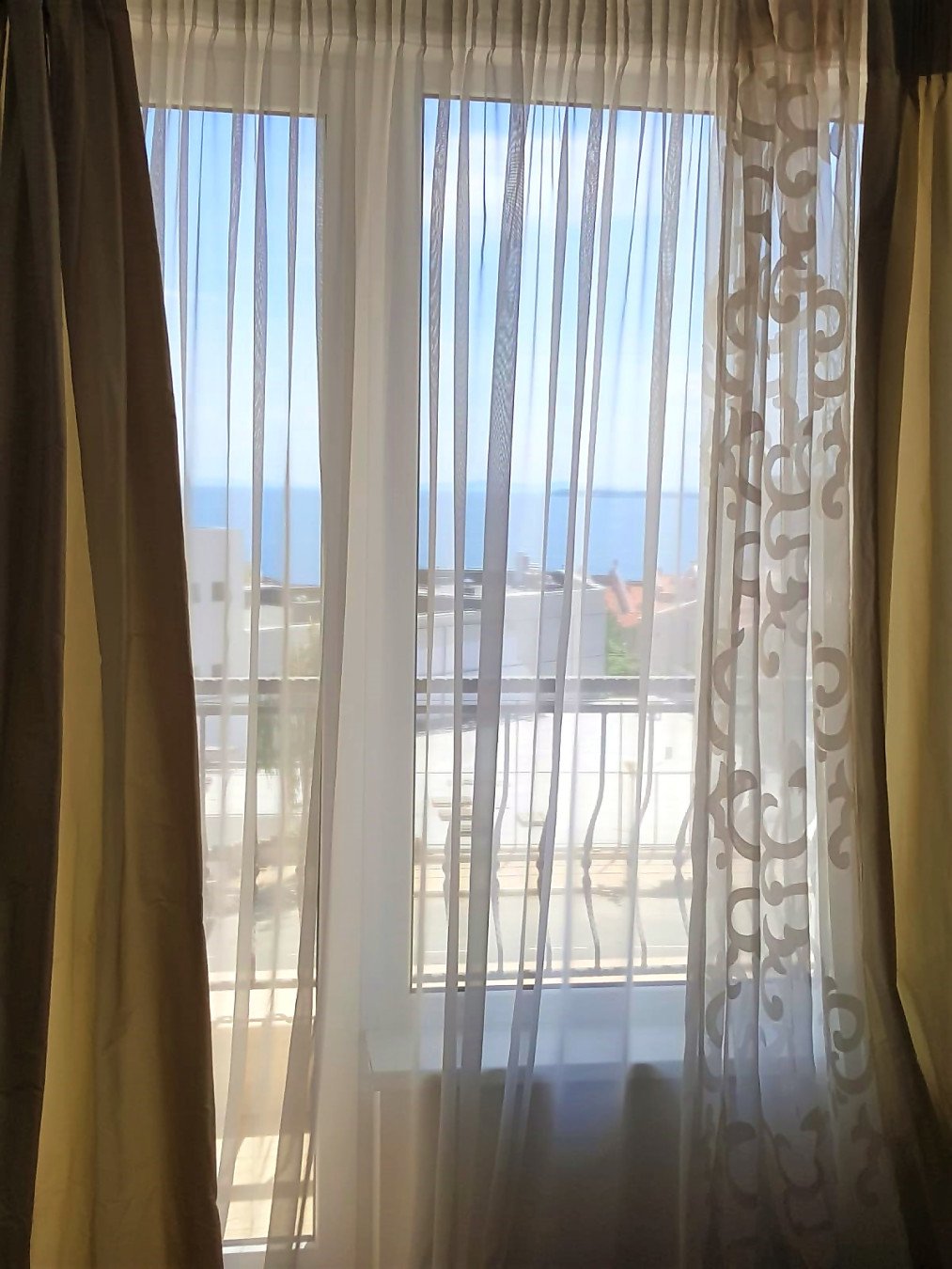 Продава: Луксозно обзаведен едноспален апартамент, с изглед към морето