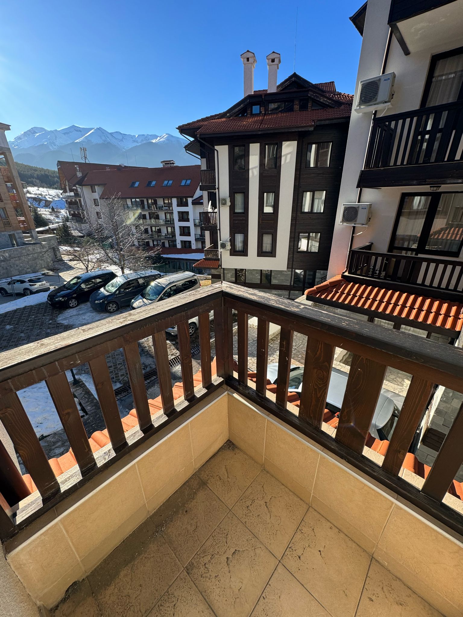 Продава: Двустаен апартамент с много хубава гледка към Пирин планина от хола и двете тераси