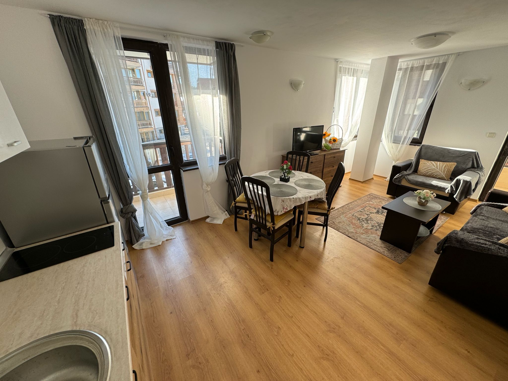 Продава: Двустаен апартамент с много хубава гледка към Пирин планина от хола и двете тераси