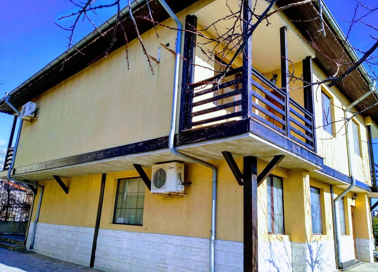 Продава: Чудесна двуетажна къща в централната част на Виница