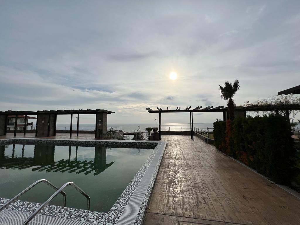 Продава: Невероятен двустаен апартамент с красива гледка към морето и басейна
