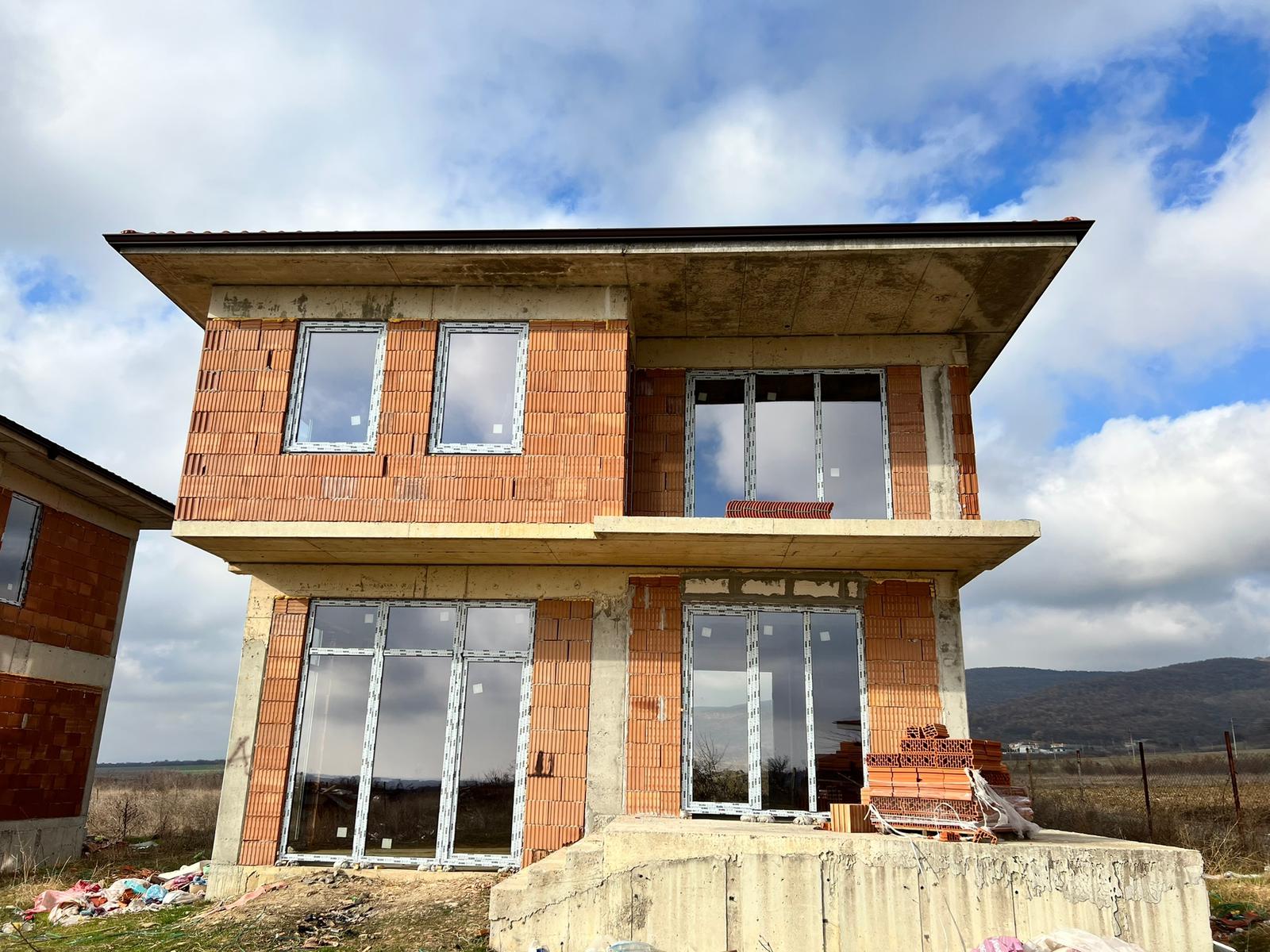 Продажа: Трехкомнатный дом в современном, новом комплексе в Кошарице