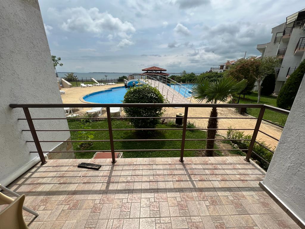 Продава: Двустаен апартамент с уникална панорамна гледка към морето и басейна