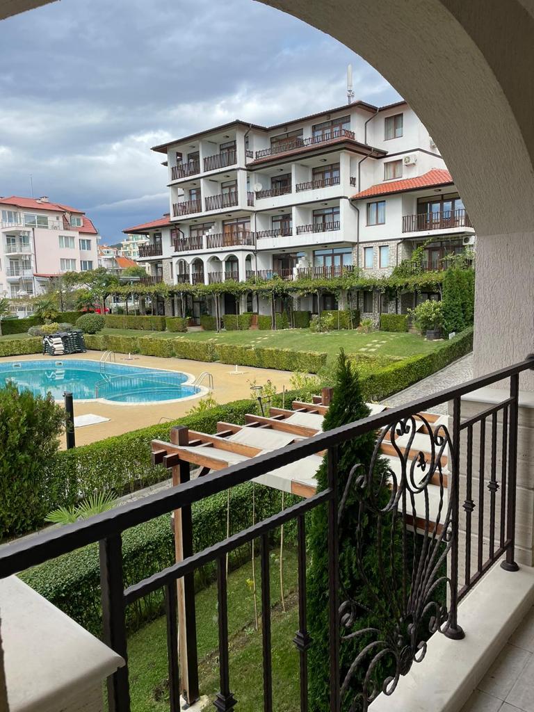 Продажа: Красивая трехкомнатная квартира с видом на море и бассейн, включая парковочное место