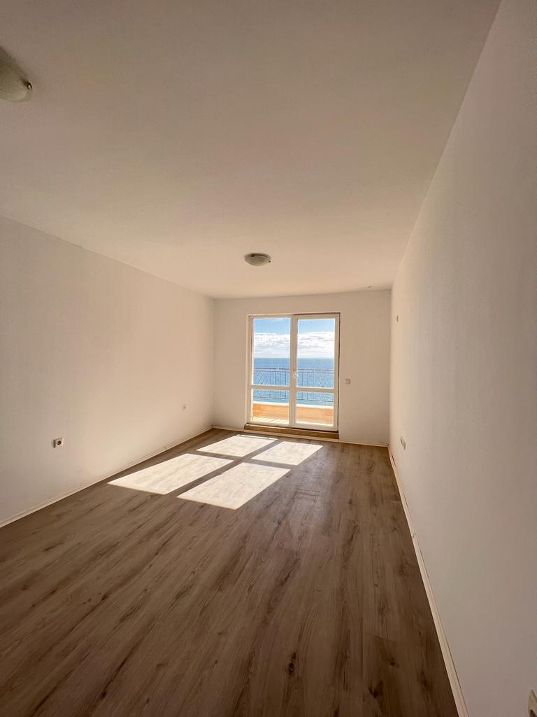 For Sale: Three-room apartment with sea and mountain views in Saint Vlas