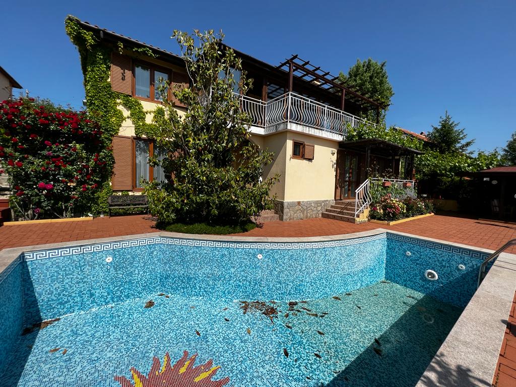 Продажа: Чудесный двухэтажный дом с бассейном и красивым благоустроенным двором