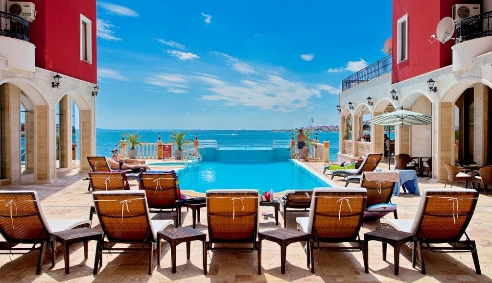 Продава: Страхотен, стилно обзаведен тристаен апартамент с панорамна гледка към морето в Несебър