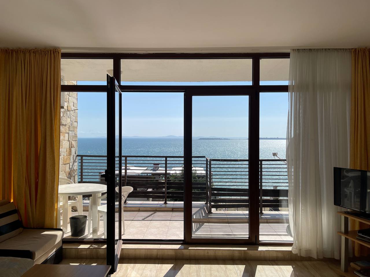 Продава: Двустаен апартамент с панорамна гледка към морето на метри от плажа