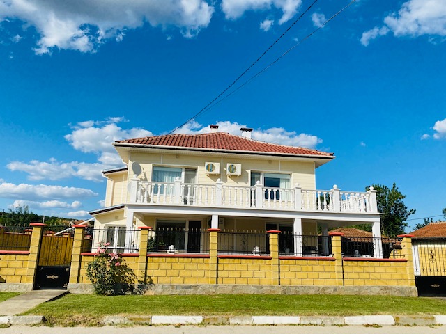 Продава: Луксозна къща на 7 км от плажа в Обзор