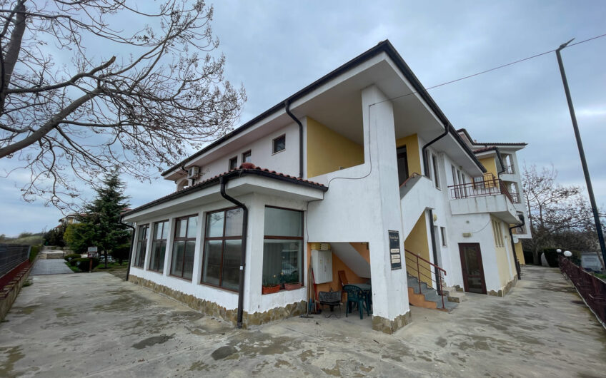 Продажа: Двухэтажный дом с видом на бассейн в Равде