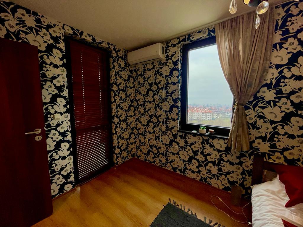 Продава: Малък тристаен апартамент с панорамна гледка към планината
