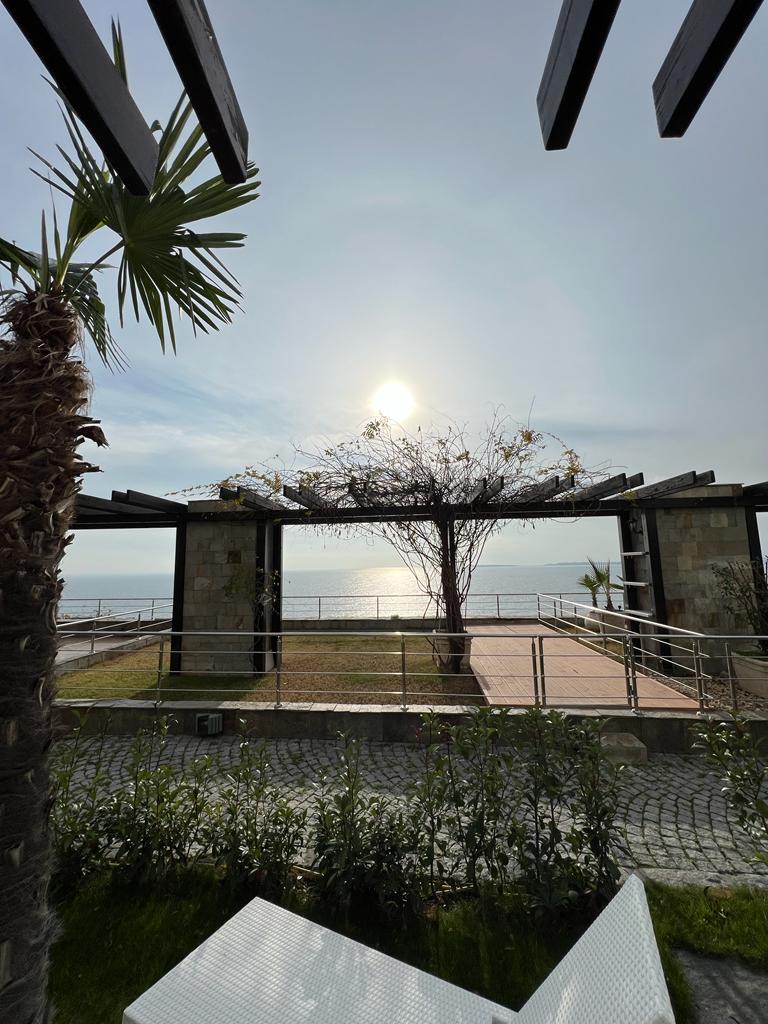 Продава: Невероятен двустаен апартамент с красива гледка към морето и басейна